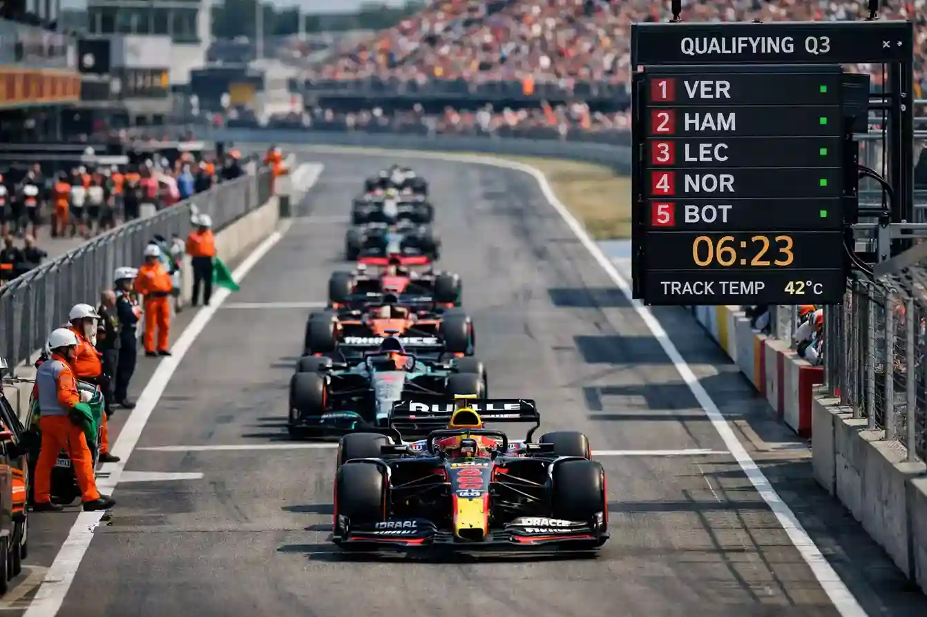 F1 kwalificatie sessie met bolides op de grid