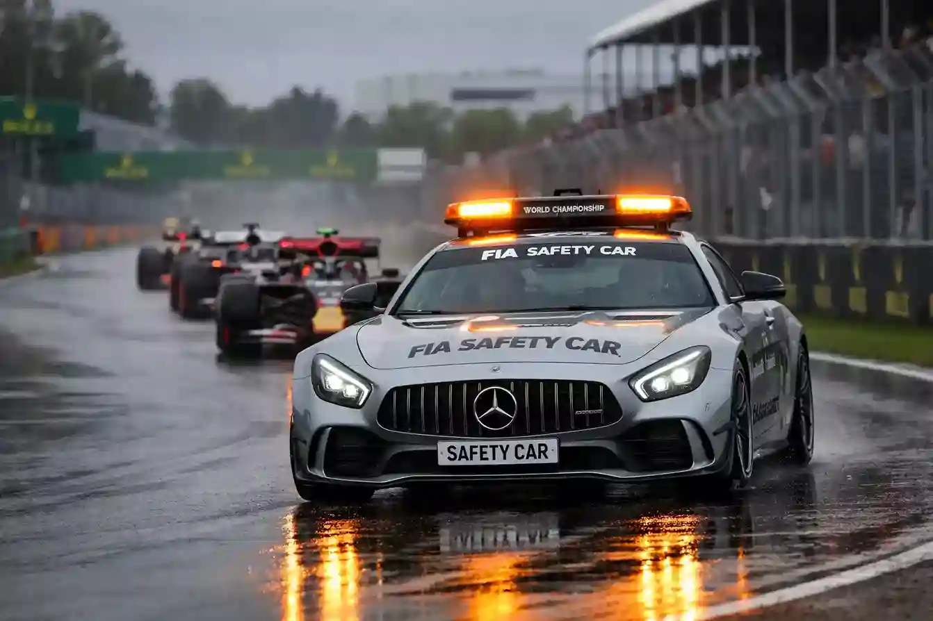Safety car leidt het F1 veld tijdens een neutralisatie