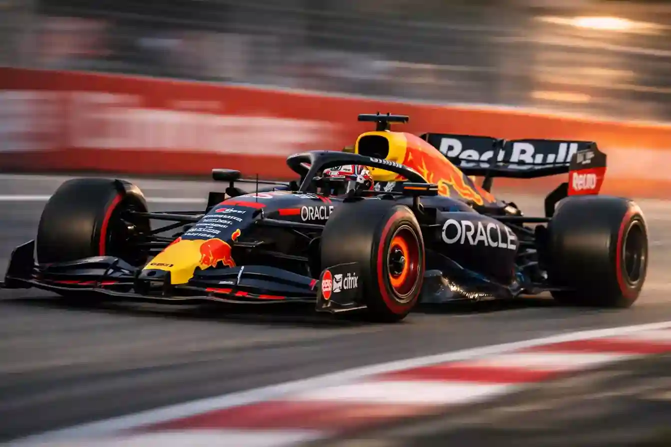 Red Bull F1 bolide rijdt op volle snelheid over het circuit